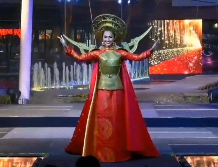 Hoài Sa tỏa sáng rực rỡ với phần thi quốc phục tại Hoa hậu Chuyển giới Quốc tế 2020-5