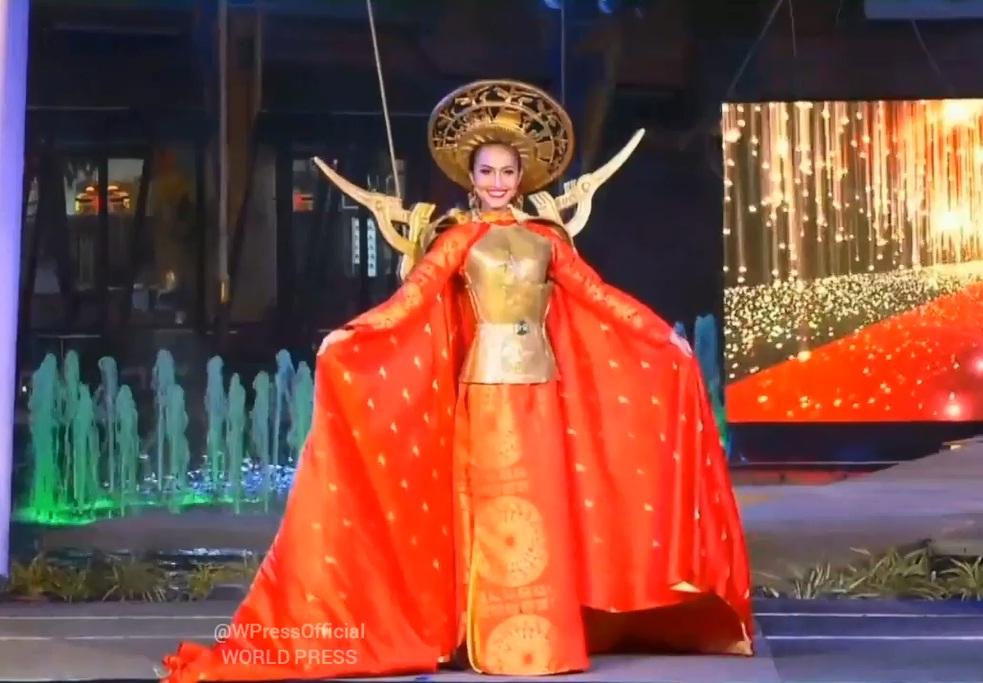 Hoài Sa tỏa sáng rực rỡ với phần thi quốc phục tại Hoa hậu Chuyển giới Quốc tế 2020-6