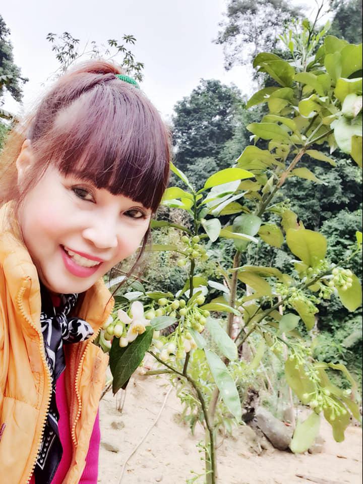 Khoe vòng 1 hững hờ, nhan sắc cô dâu 63 tuổi ở Cao Bằng làm ai cũng bất ngờ-3