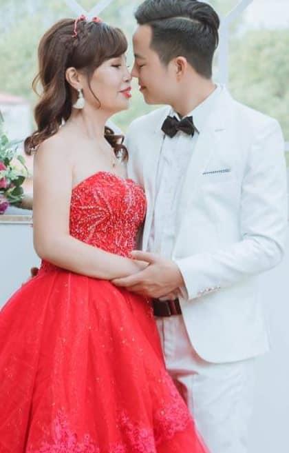 Khoe vòng 1 hững hờ, nhan sắc cô dâu 63 tuổi ở Cao Bằng làm ai cũng bất ngờ-1