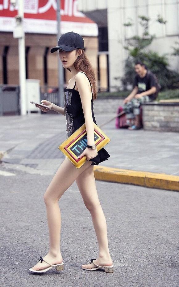 Mặc quần ngắn đến thót tim, gái xinh làm ai cũng giật mình vì tưởng thả rông vòng 3-3