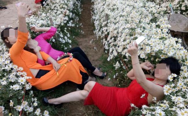 Bất chấp bị cấm, nhóm phụ nữ lớn tuổi mặc áo dài ở Đắk Lắk vẫn rủ nhau dẫm chân lên cỏ sống ảo-5