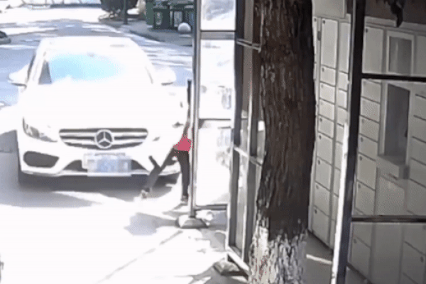 Clip: Sợ hãi nhìn thanh niên chạy xe tốc độ bàn thờ, đâm thẳng vào vòng xuyến rồi bay lên không trung-1