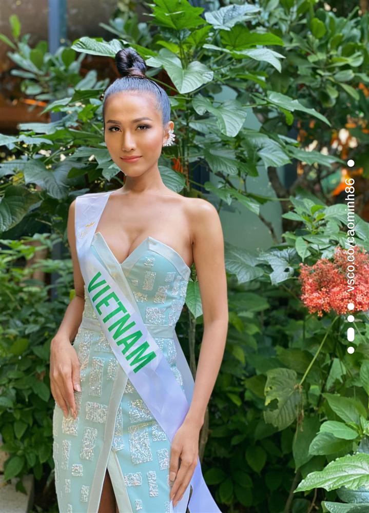 Chọn đầm dạ hội cắt xẻ táo bạo nhưng Hoài Sa lại kém duyên vì để lộ nội y tại Hoa hậu Chuyển giới quốc tế 2020-5