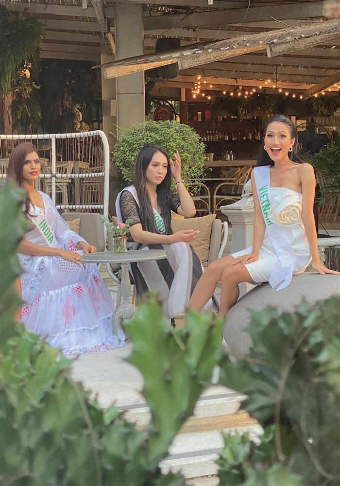 Chọn đầm dạ hội cắt xẻ táo bạo nhưng Hoài Sa lại kém duyên vì để lộ nội y tại Hoa hậu Chuyển giới quốc tế 2020-7