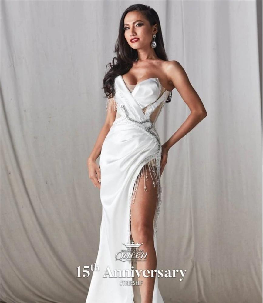 Chọn đầm dạ hội cắt xẻ táo bạo nhưng Hoài Sa lại kém duyên vì để lộ nội y tại Hoa hậu Chuyển giới quốc tế 2020-1