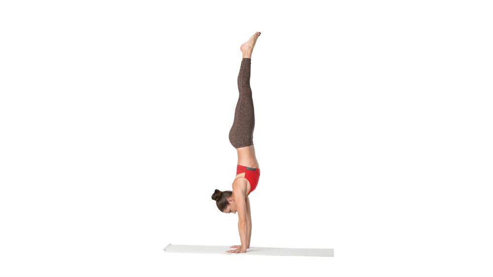 Bạn gái Sơn Tùng M-TP tập tư thế yoga khó mà vẫn bị cư dân mạng bóc mẽ...-3