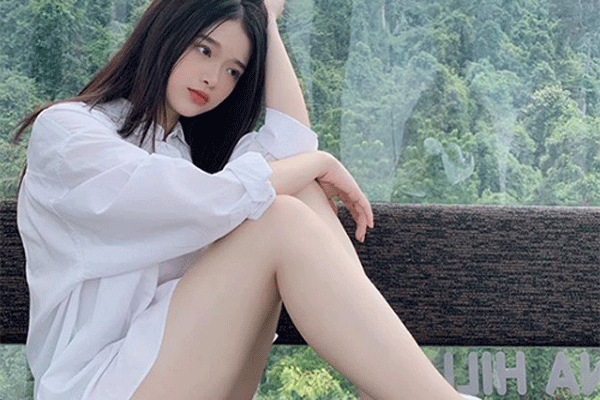 Cùng thuộc lứa 2k, Linh Ka đã có đầy túi hiệu, Tiểu Vy - Lương Thùy Linh chỉ dùng hàng bình dân-24