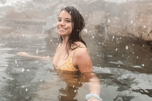 Suối nước nóng cho phép du khách tắm khỏa thân khi trời tối