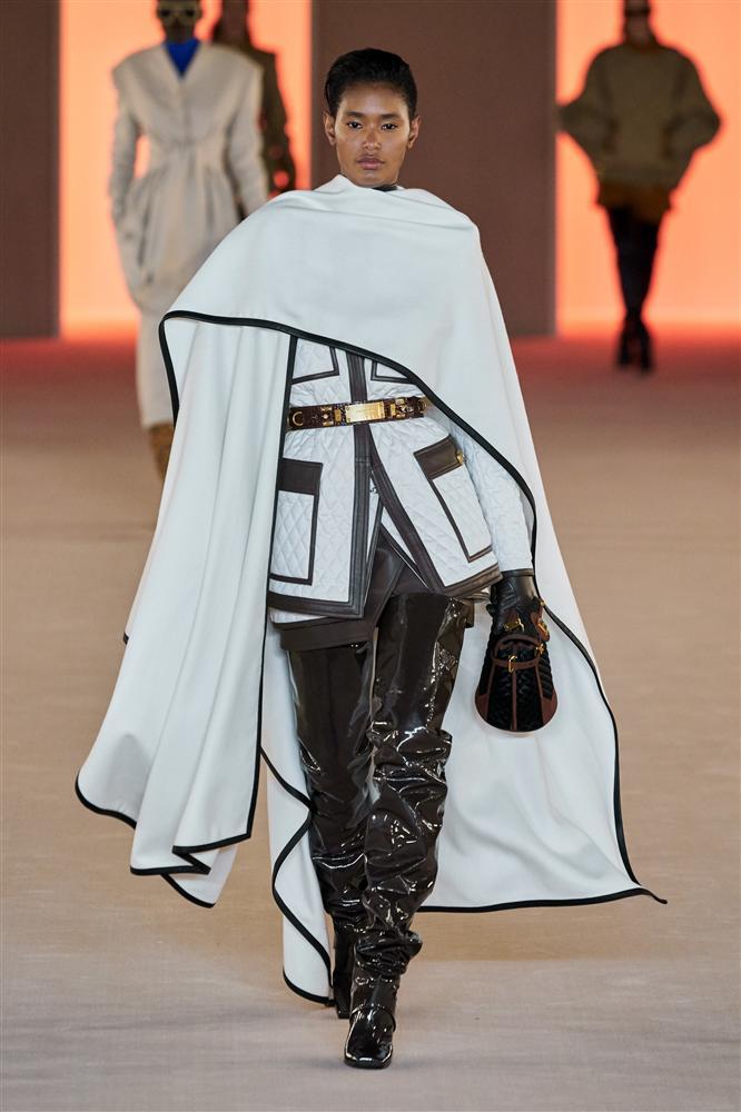 Mũ bóng đèn, áo blazer lửng và loạt xu hướng lên ngôi năm nay-8