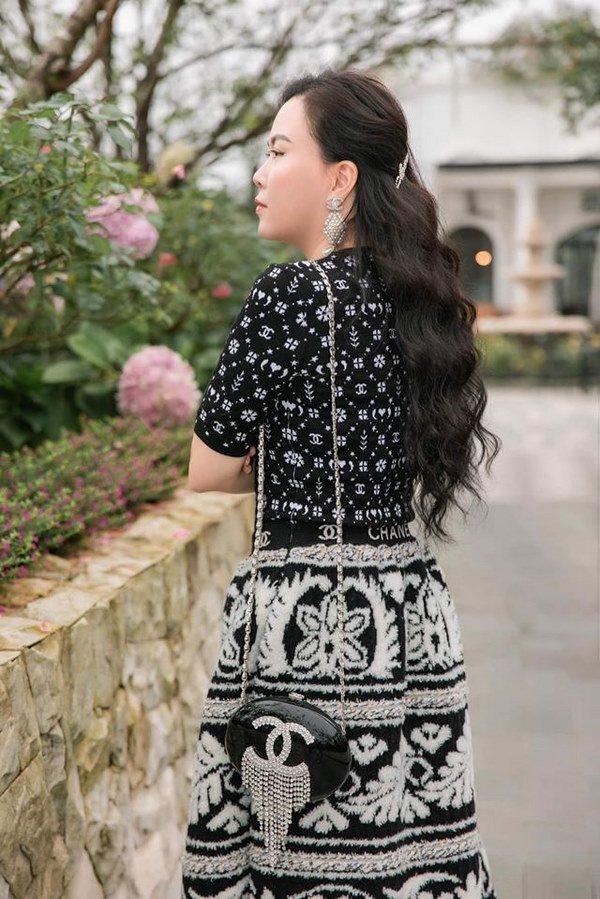 Chụp hình khoe mái tóc đen tuyền chưa từng nhuộm, Phượng Chanel nhận cơn mưa lời khen-5