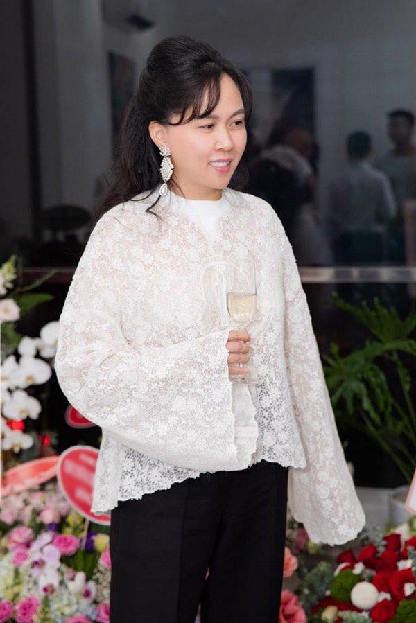 Chụp hình khoe mái tóc đen tuyền chưa từng nhuộm, Phượng Chanel nhận cơn mưa lời khen-6