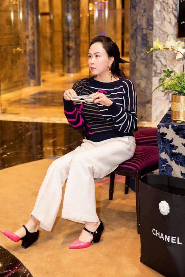 Chụp hình khoe mái tóc đen tuyền chưa từng nhuộm, Phượng Chanel nhận cơn mưa lời khen-7