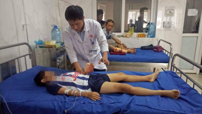 Điện thoại phát nổ khi vừa sạc pin vừa sử dụng, bé trai 12 tuổi bị dập nát bàn tay-1