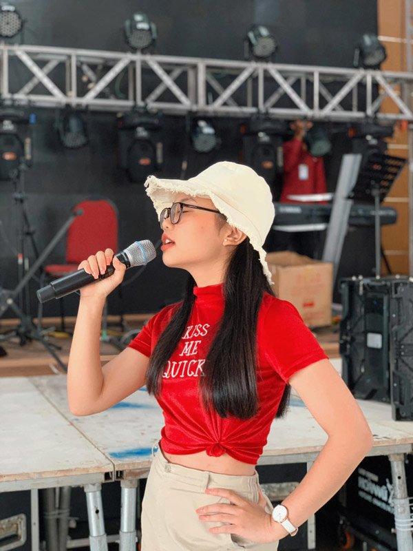 Phương Mỹ Chi tự chế crop top khoe eo đầy ấn tượng-5