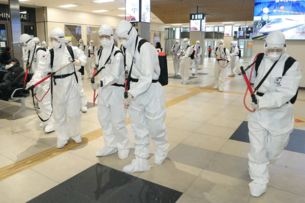 Cô gái Hàn Quốc nhiễm virus corona vẫn cố tình nhổ nước bọt vào nhân viên y tế-1