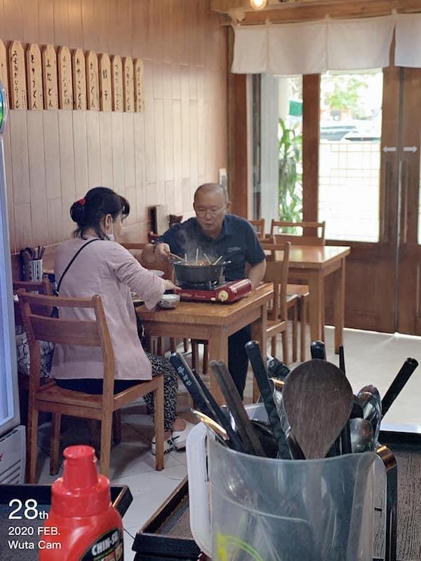 Dân mạng bắt quả tang thầy Park giản dị, dẫn vợ đi ăn lẩu bình dân Việt Nam-1