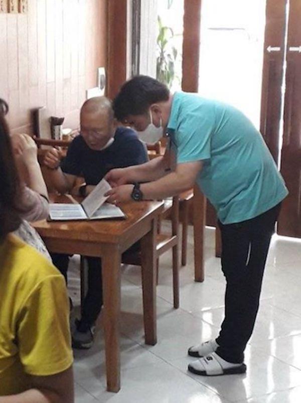 Dân mạng bắt quả tang thầy Park giản dị, dẫn vợ đi ăn lẩu bình dân Việt Nam-2