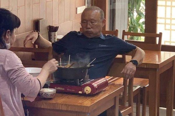 Anh chàng khoe gia đình bán bún bình dân, dân mạng soi kỹ mỗi bộ bàn ghế cho khách ngồi xơi có khi bằng cả gia tài-6