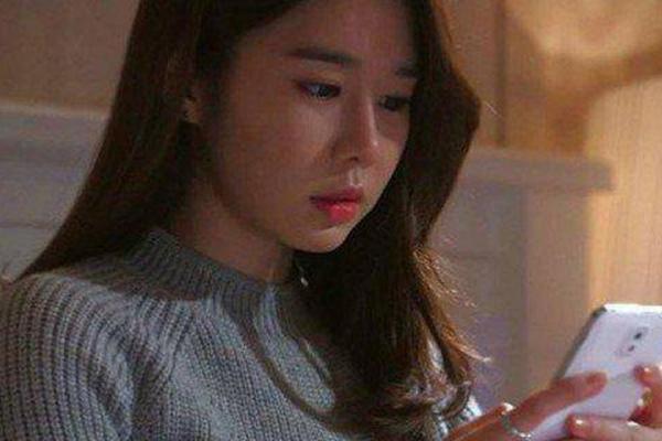 Đêm tân hôn vừa vén váy ngủ nhìn bàn chân tôi, chồng liền chạy vội-3