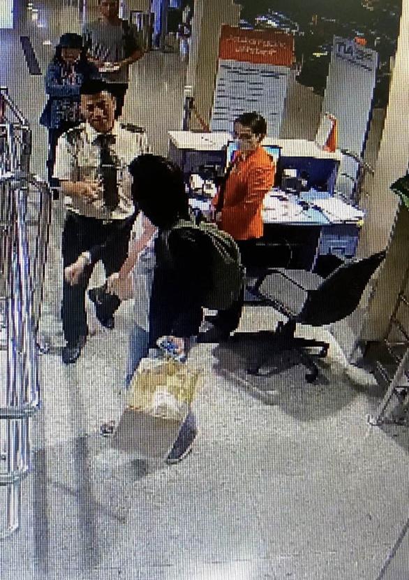 Bị nhắc hành lý quá cân, nữ hành khách lao vào cắn rách tay nhân viên sân bay-1