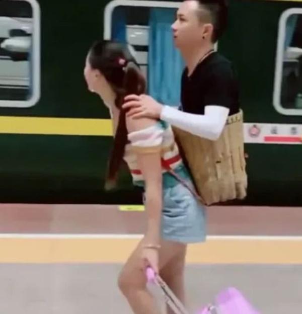 Chuyện tình cổ tích Anh làm cánh tay của em, em làm đôi chân của anh đã kết thúc khi một người có niềm vui mới, người còn lại vẫn đơn côi-2