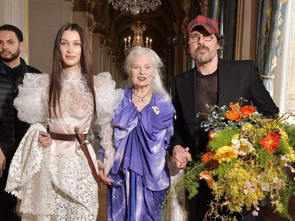 Bella Hadid diện váy hở ngực, đeo tỏi đầy cổ trên sàn catwalk-1