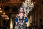 Bella Hadid diện váy hở ngực, đeo tỏi đầy cổ trên sàn catwalk