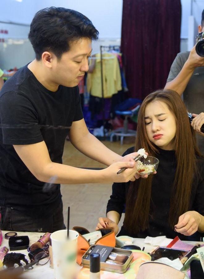 Nhã Phương đi làm về khuya, Trường Giang có hành động ngọt ngào khiến vợ rơi nước mắt-2