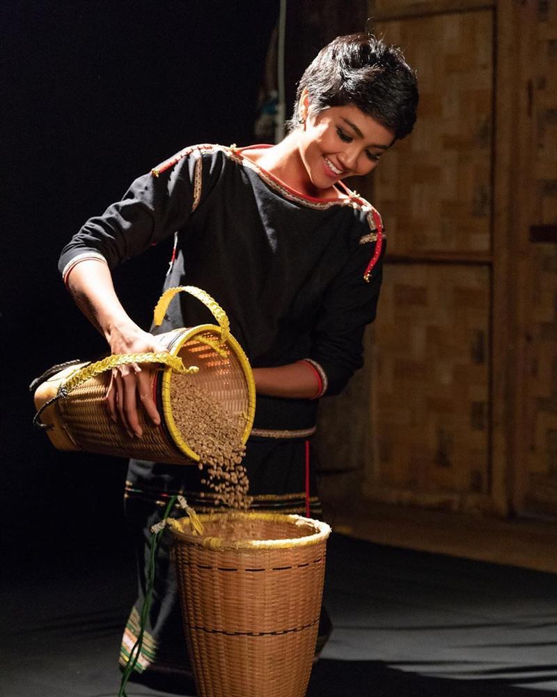 Chán hình ảnh bánh bèo, HHen Niê được fan khen nức nở với phong cách nữ tổng tài-6