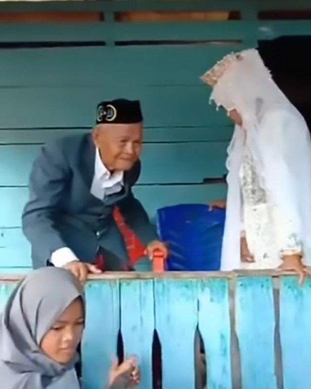 Chú rể 100 tuổi kết hôn với cô dâu 20 tuổi, sính lễ chỉ 8 triệu đồng-3
