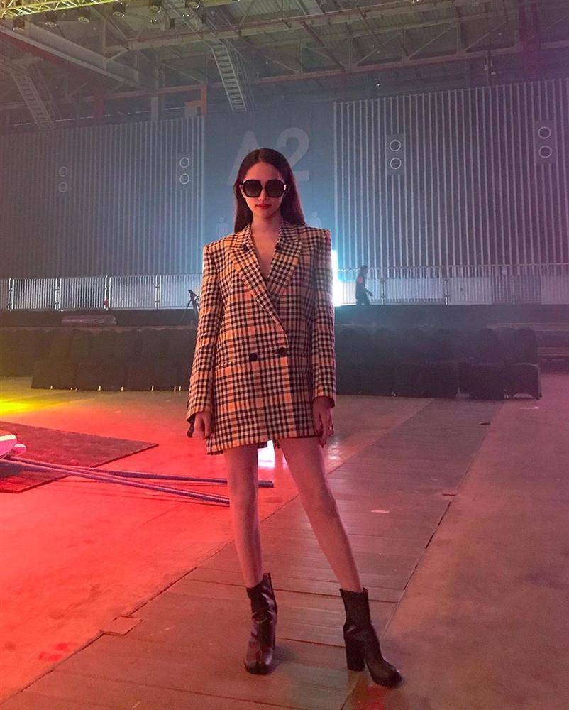 Mải khoe thành tích, hoa hậu Hương Giang nào hay lộ khuyết điểm không thể phẫu thuật-4