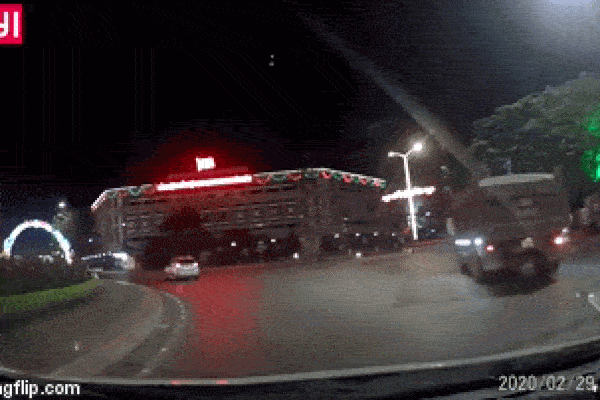 Clip: Sợ hãi nhìn thanh niên chạy xe tốc độ 'bàn thờ', đâm thẳng vào vòng xuyến rồi bay lên không trung