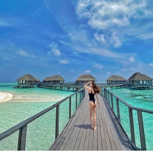 Hồ Ngọc Hà khoe dáng nóng bỏng khi đi du lịch Maldives cùng Kim Lý và Subeo.