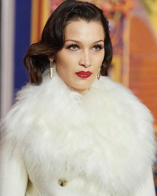 Bella Hadid xấu lạ không nhận ra với tóc búi cao đồ sộ, ăn vận kín mít-6