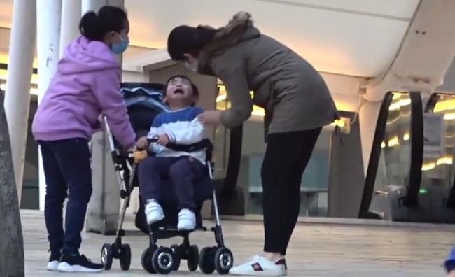 Hoa hậu Hong Kong thuê ba giúp việc chăm ba con-5