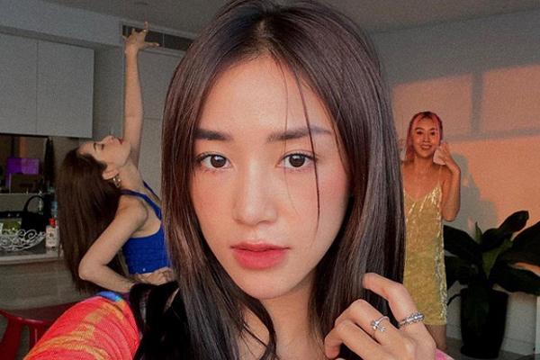 Chỉ trích cô gái trẻ trèo lên cửa sổ nhà cổ ở Hà Nội sống ảo, chủ nhân loạt ảnh bị ném đá ngược-8