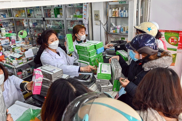 Thầy giáo bị kiểm điểm vì bán cho học sinh 3.000 đồng một khẩu trang