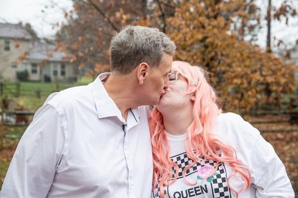 Thiếu nữ yêu thắm thiết bố đường hơn tận 39 tuổi, đi đến đâu cũng bị hiểu nhầm là con gái-1