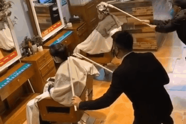 Phòng tránh Covid-19, salon tóc gây choáng khi dùng bàn chải gội đầu cho khách-1