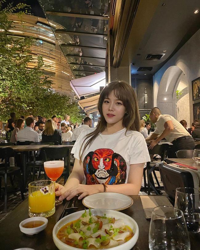 Đăng ảnh sương sương đi ăn cùng bạn, em gái Ông Cao Thắng để lộ mặt sưng phù, bị nghi đã đụng dao kéo-3