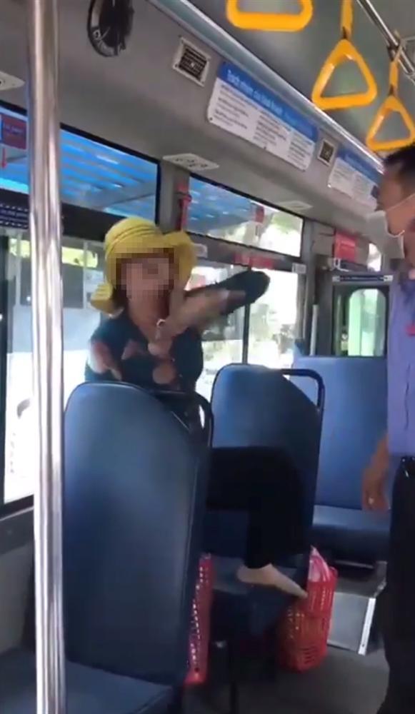Clip: Bị nhắc nhở khi ăn trên xe buýt, người phụ nữ ở TP HCM liền khạc nhổ, tháo dép mắng chửi phụ xe-1