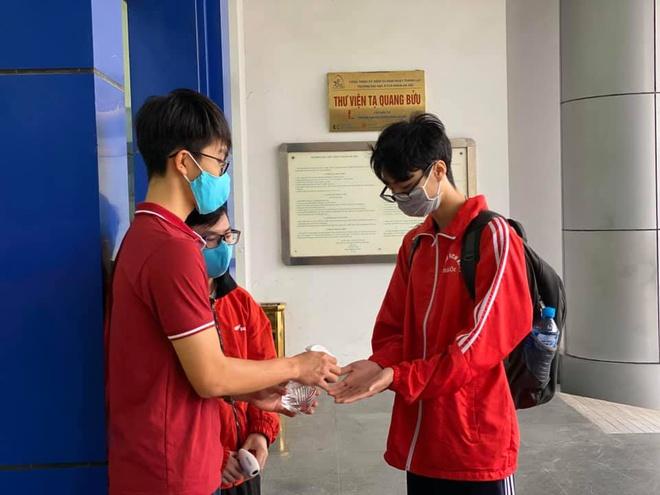 Sinh viên xếp hàng đo thân nhiệt trong ngày đầu trở lại trường-4