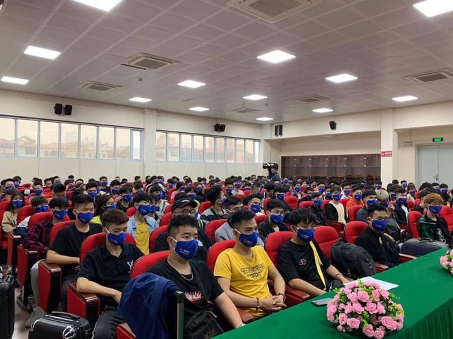 Sinh viên xếp hàng đo thân nhiệt trong ngày đầu trở lại trường-7