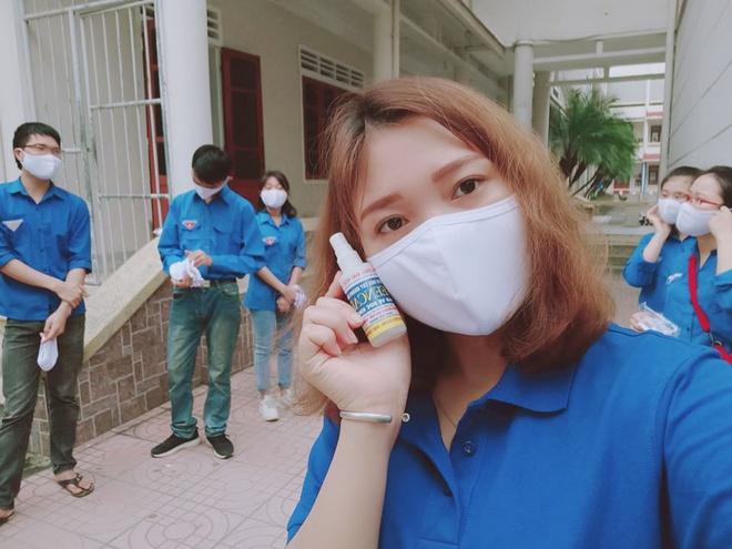 Sinh viên xếp hàng đo thân nhiệt trong ngày đầu trở lại trường-9