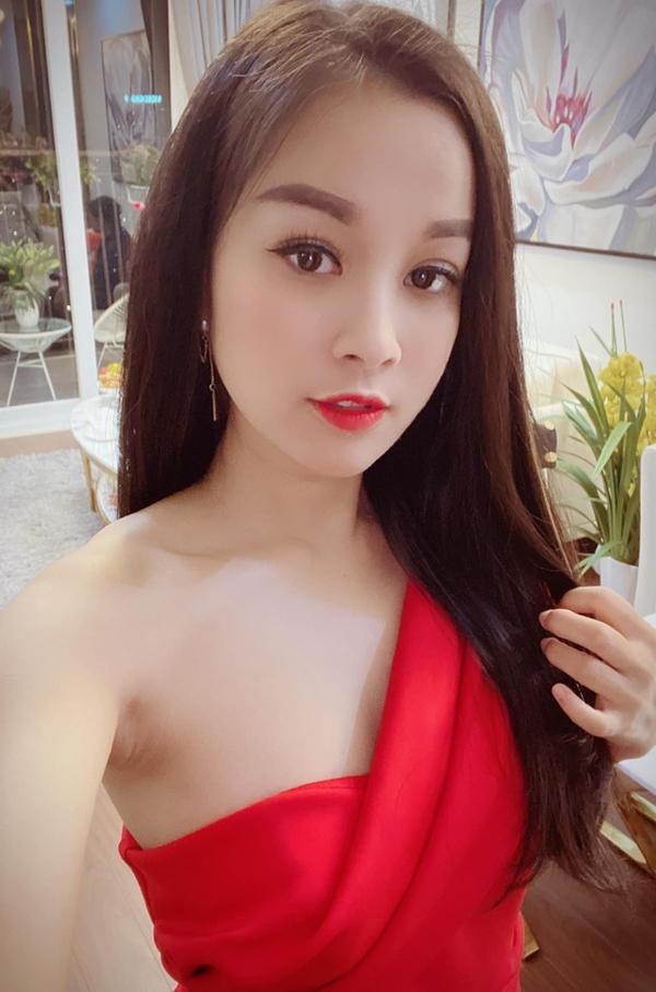 Nữ diễn viên có phong cách thời trang khá sexy và nữ tính. Cô thường chọn trang phục khoe vai gợi cảm. Tuy nhiên, khi lên hình cô chọn thiết kế kín đáo, đơn giản.