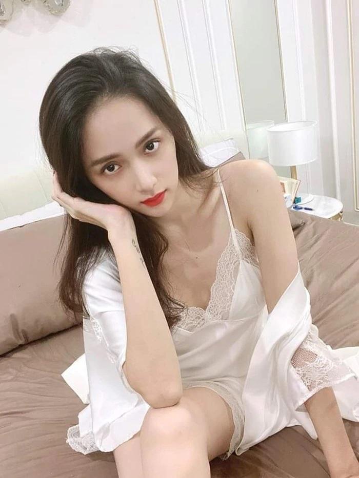 Hương Giang Idol diện váy ngủ gầy trơ xương quai xanh-3