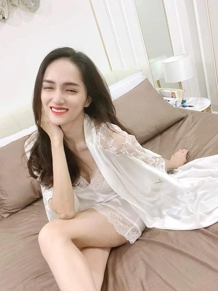 Hương Giang Idol diện váy ngủ gầy trơ xương quai xanh-4