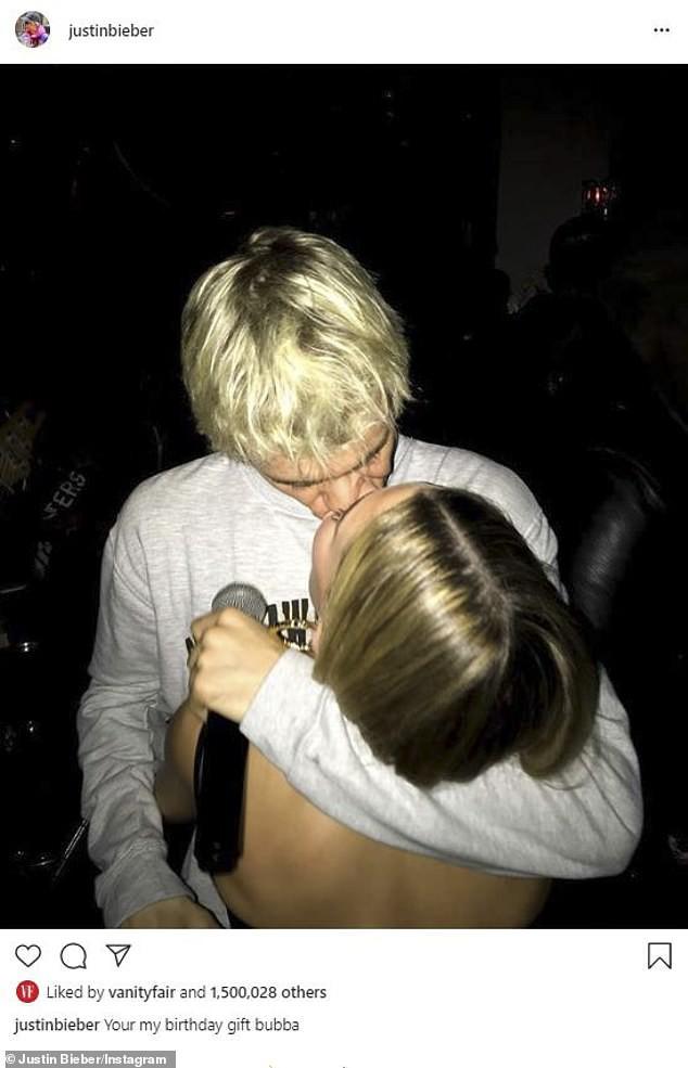 Justin Bieber khoá môi bà xã Hailey say đắm trong ngày sinh nhật-1