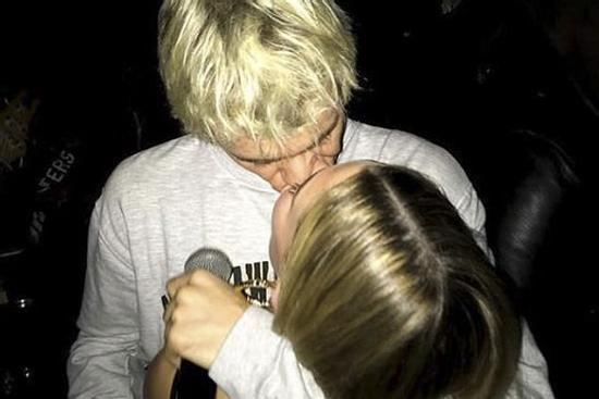 Justin Bieber 'khoá môi' bà xã Hailey say đắm trong ngày sinh nhật